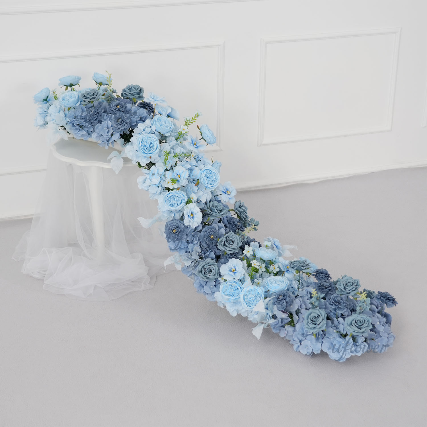 Table Runner - 青いバラの造花を使った装飾。DIYで作れるウェディングの背景、テーブルセンターピース、アーチの装飾、または花の道を飾るのに最適。