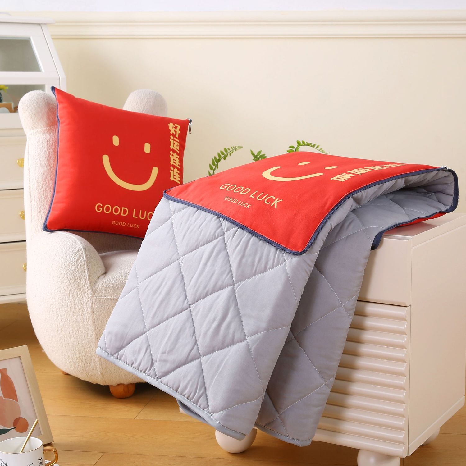 美しいプリントが施された、柔らかいグレーのベルベット素材のピ - Throw Pillow のレビューと価格