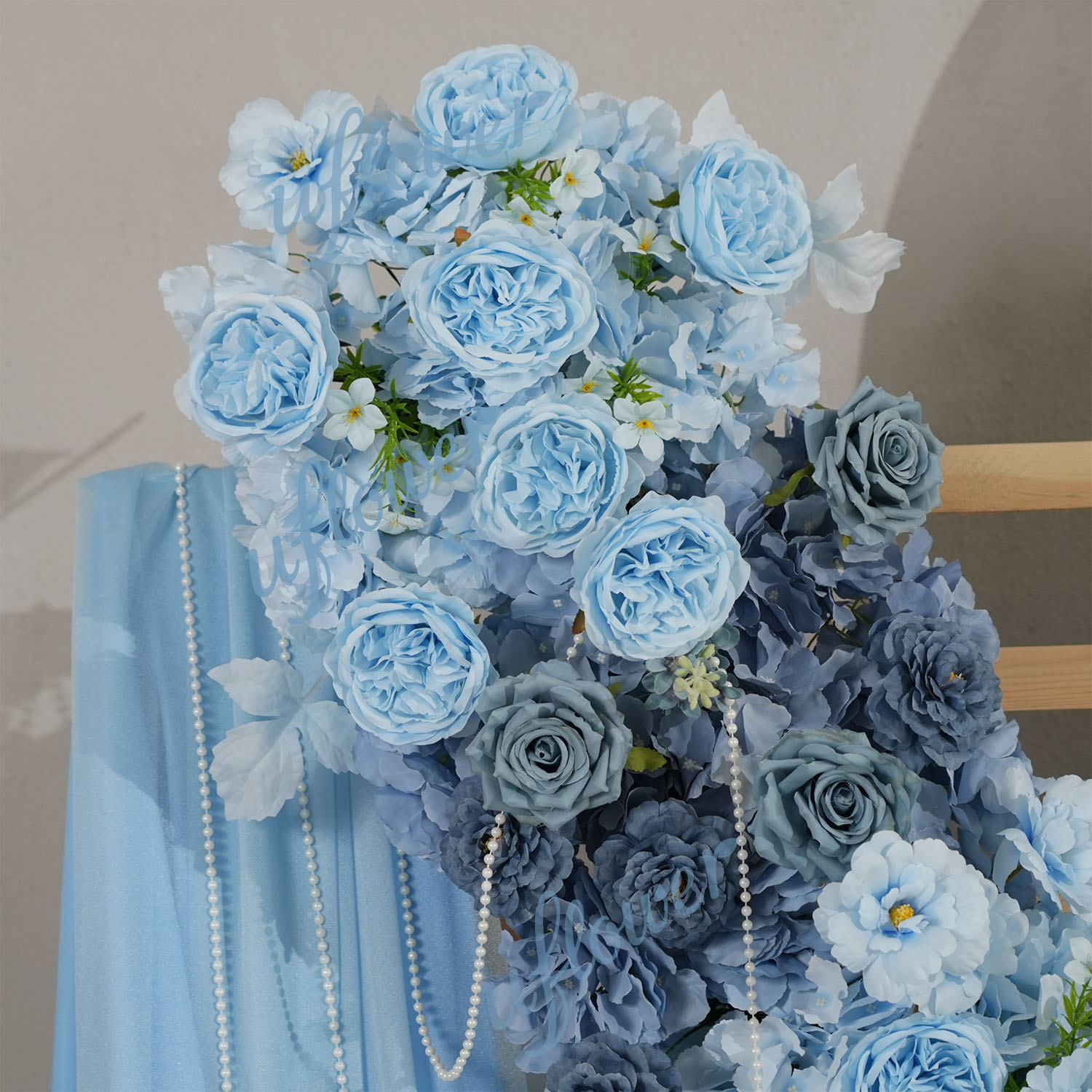 青いバラの造花を使った装飾。DIYで作れるウェディングの背景 - Table Runner のレビューと価格
